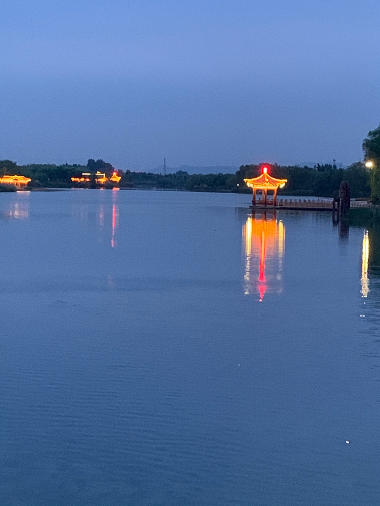 傍晚绣江河公园