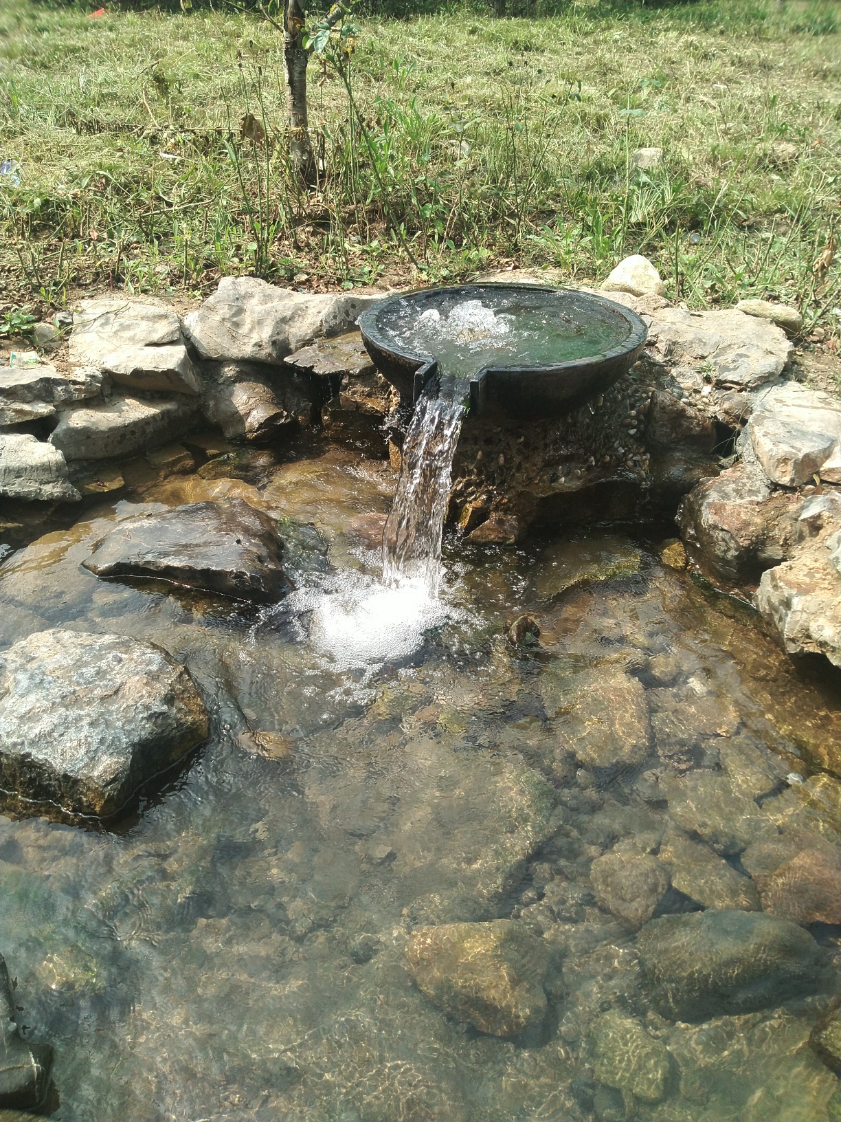 给这个泉子起个名字吧！然后然后立碑，让每个旅游者铭记于心！